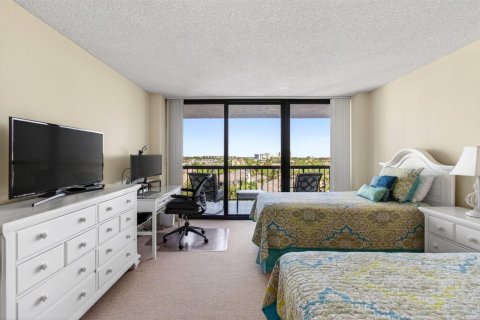 Condo in Highland Beach, Florida, 2 bedrooms № 2262342 - photo 27