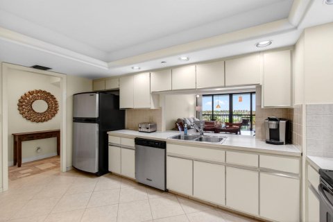 Condo in Highland Beach, Florida, 2 bedrooms № 2262342 - photo 15