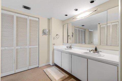 Condo in Highland Beach, Florida, 2 bedrooms № 2262342 - photo 24