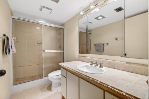 Condo in Highland Beach, Florida, 2 bedrooms № 2262342 - photo 29