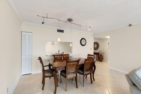 Condo in Highland Beach, Florida, 2 bedrooms № 2262342 - photo 12
