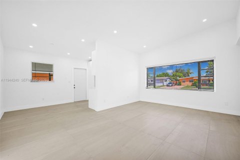 Casa en venta en Miami Gardens, Florida, 3 dormitorios, 149.48 m2 № 2000676 - foto 10