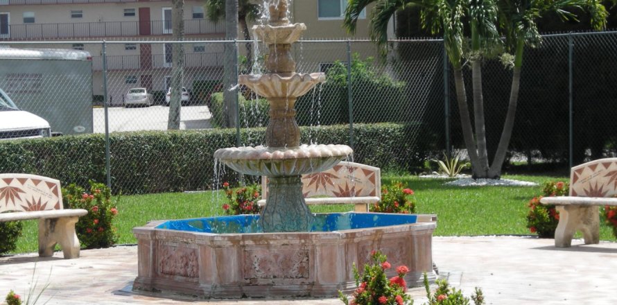 Condominio en Palm Springs, Florida, 2 dormitorios  № 1223186