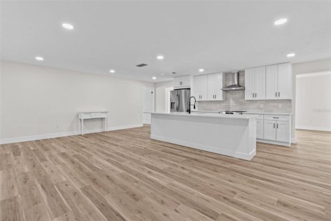 House in Largo, Florida 3 bedrooms, 183.67 sq.m. № 1819093 - photo 6