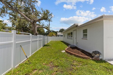 House in Largo, Florida 3 bedrooms, 183.67 sq.m. № 1819093 - photo 27