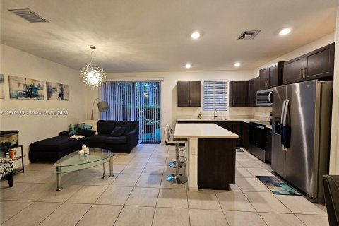 Снять в аренду таунхаус в Хомстед, Флорида 4 спальни, 127.65м2, № 1926000 - фото 9