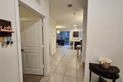 Снять в аренду таунхаус в Хомстед, Флорида 4 спальни, 127.65м2, № 1926000 - фото 2
