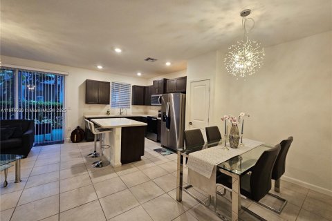 Снять в аренду таунхаус в Хомстед, Флорида 4 спальни, 127.65м2, № 1926000 - фото 7