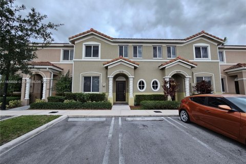 Снять в аренду таунхаус в Хомстед, Флорида 4 спальни, 127.65м2, № 1926000 - фото 1
