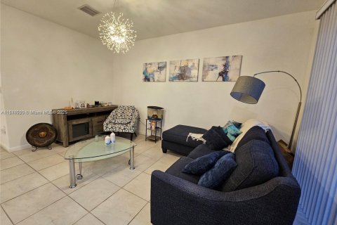 Снять в аренду таунхаус в Хомстед, Флорида 4 спальни, 127.65м2, № 1926000 - фото 12