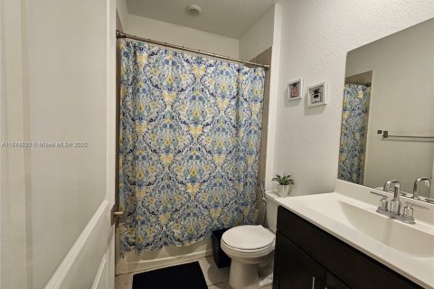 Снять в аренду таунхаус в Хомстед, Флорида 4 спальни, 127.65м2, № 1926000 - фото 5