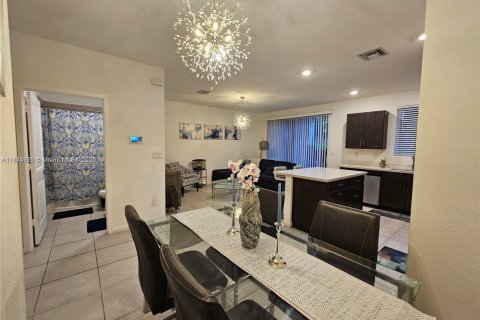 Снять в аренду таунхаус в Хомстед, Флорида 4 спальни, 127.65м2, № 1926000 - фото 8