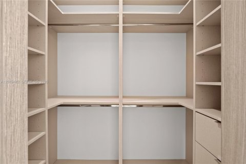 Villa ou maison à vendre à Miami, Floride: 5 chambres, 331.38 m2 № 2086892 - photo 20