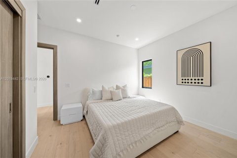 Villa ou maison à vendre à Miami, Floride: 5 chambres, 331.38 m2 № 2086892 - photo 24