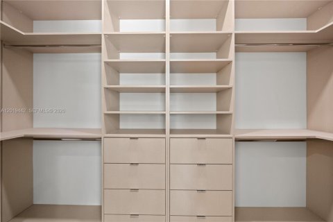 Villa ou maison à vendre à Miami, Floride: 5 chambres, 331.38 m2 № 2086892 - photo 19
