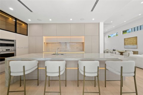 Villa ou maison à vendre à Miami, Floride: 5 chambres, 331.38 m2 № 2086892 - photo 13