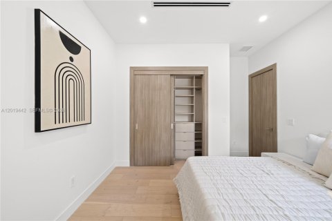 Villa ou maison à vendre à Miami, Floride: 5 chambres, 331.38 m2 № 2086892 - photo 25