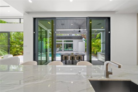 Villa ou maison à vendre à Miami, Floride: 5 chambres, 331.38 m2 № 2086892 - photo 14