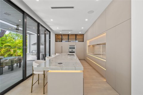 Villa ou maison à vendre à Miami, Floride: 5 chambres, 331.38 m2 № 2086892 - photo 12