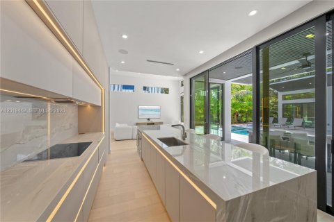 Villa ou maison à vendre à Miami, Floride: 5 chambres, 331.38 m2 № 2086892 - photo 11