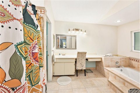 House in Palm Harbor, Florida 4 bedrooms, 306.3 sq.m. № 1835816 - photo 15