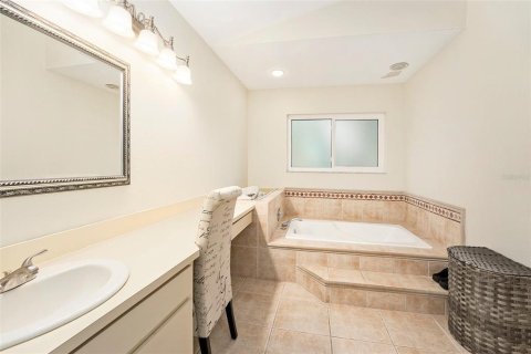 House in Palm Harbor, Florida 4 bedrooms, 306.3 sq.m. № 1835816 - photo 16