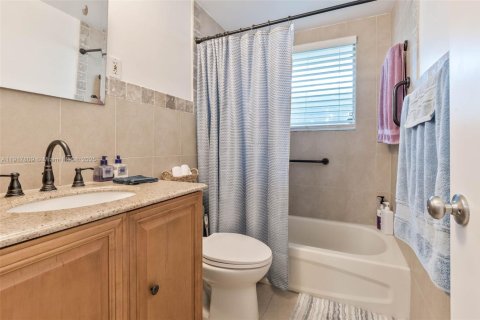 Condominio en venta en Bal Harbour, Florida, 1 dormitorio, 72.37 m2 № 1977009 - foto 12