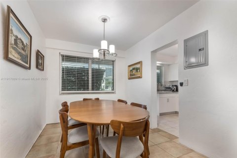 Condominio en venta en Bal Harbour, Florida, 1 dormitorio, 72.37 m2 № 1977009 - foto 16