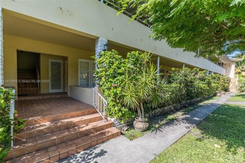 Condominio en venta en Bal Harbour, Florida, 1 dormitorio, 72.37 m2 № 1977009 - foto 5