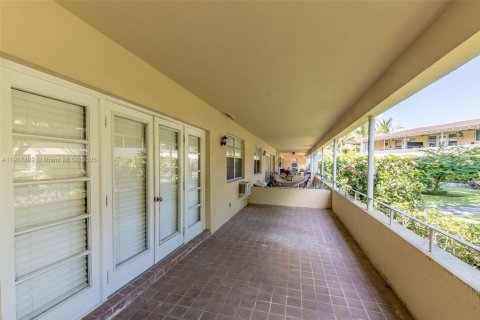 Condominio en venta en Bal Harbour, Florida, 1 dormitorio, 72.37 m2 № 1977009 - foto 8