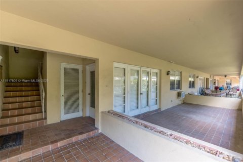 Condominio en venta en Bal Harbour, Florida, 1 dormitorio, 72.37 m2 № 1977009 - foto 7