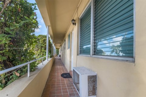 Condominio en venta en Bal Harbour, Florida, 1 dormitorio, 72.37 m2 № 1977009 - foto 2