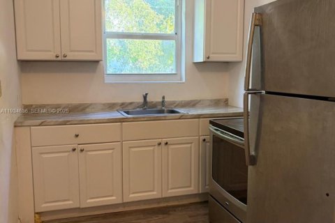 Casa en alquiler en Miami, Florida, 2 dormitorios, 47.38 m2 № 1992852 - foto 3