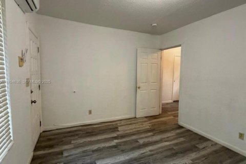 Casa en alquiler en Miami, Florida, 2 dormitorios, 47.38 m2 № 1992852 - foto 4