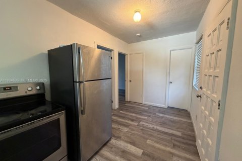 Casa en alquiler en Miami, Florida, 2 dormitorios, 47.38 m2 № 1992852 - foto 8