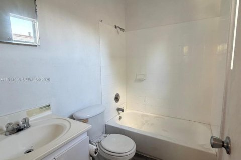 Casa en alquiler en Miami, Florida, 2 dormitorios, 47.38 m2 № 1992852 - foto 7