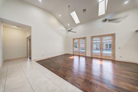 House in Wellington, Florida 4 bedrooms, 331.01 sq.m. № 2183744 - photo 13