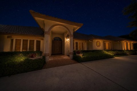 House in Wellington, Florida 4 bedrooms, 331.01 sq.m. № 2183744 - photo 7