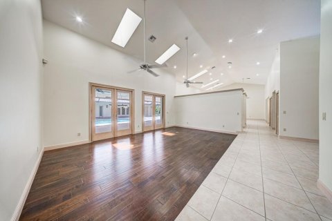 House in Wellington, Florida 4 bedrooms, 331.01 sq.m. № 2183744 - photo 14