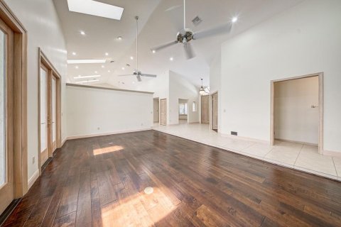 House in Wellington, Florida 4 bedrooms, 331.01 sq.m. № 2183744 - photo 15