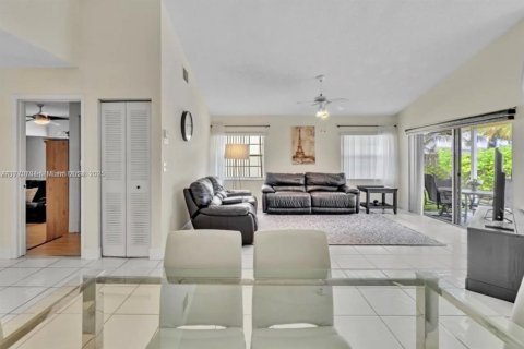 House in Sunrise, Florida 3 bedrooms, 128.39 sq.m. № 1691573 - photo 11