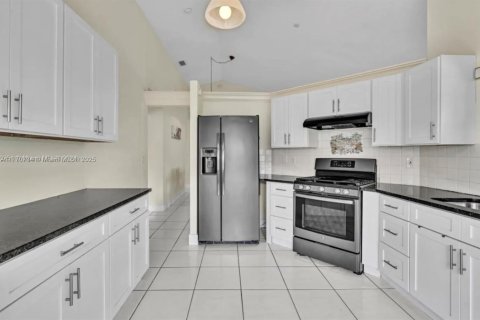 House in Sunrise, Florida 3 bedrooms, 128.39 sq.m. № 1691573 - photo 9