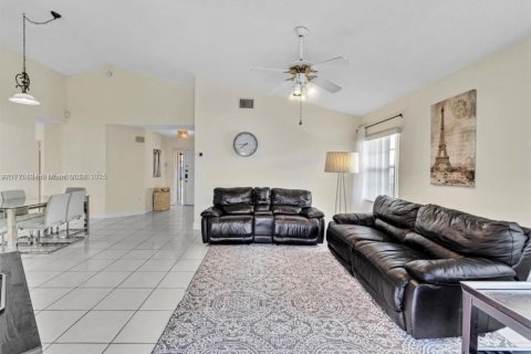 House in Sunrise, Florida 3 bedrooms, 128.39 sq.m. № 1691573 - photo 4