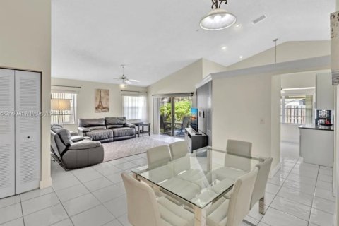 House in Sunrise, Florida 3 bedrooms, 128.39 sq.m. № 1691573 - photo 3