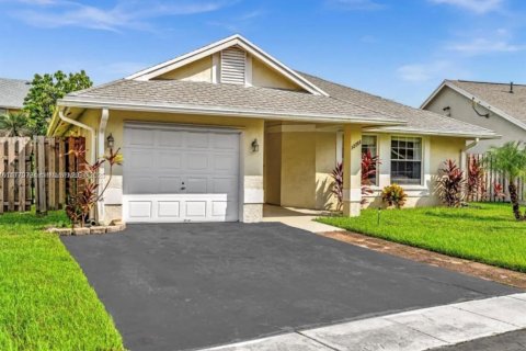 House in Sunrise, Florida 3 bedrooms, 128.39 sq.m. № 1691573 - photo 1
