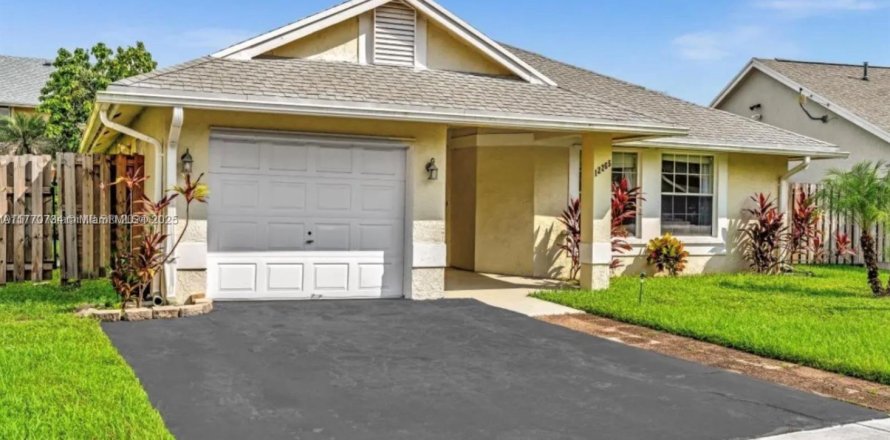 House in Sunrise, Florida 3 bedrooms, 128.39 sq.m. № 1691573