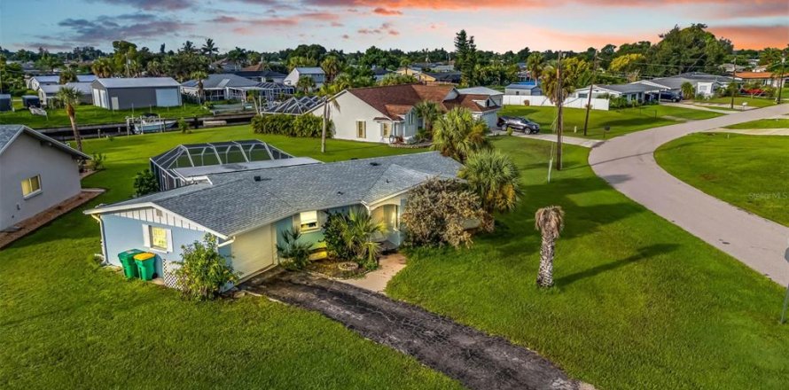 Casa en Port Charlotte, Florida 2 dormitorios, 107.4 m2 № 1904101