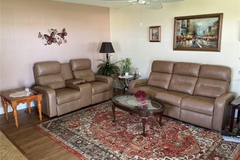 Condo in Sun City Center, Florida, 2 bedrooms  № 2211471 - photo 7