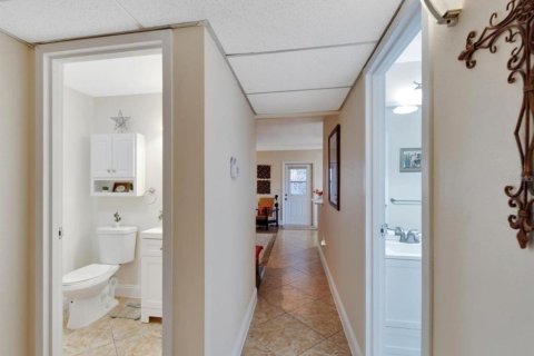 Condo in Sun City Center, Florida, 2 bedrooms  № 2211471 - photo 9