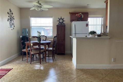 Condo in Sun City Center, Florida, 2 bedrooms  № 2211471 - photo 11
